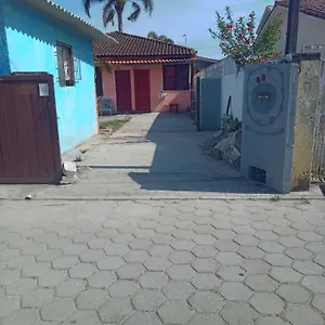  Casa de Férias Kitinete Pequena Em Patio Compartilhado Brasil